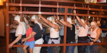 La cuadrilla de hermanos costaleros de la Pastora dio comienzo a sus ensayos