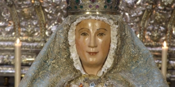 El segundo besamano de la Virgen de los Reyes en Sevilla dio comienzo ayer