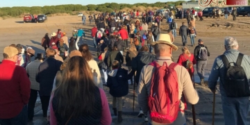 Casi un centenar de rocieros isleños peregrinaron andando por el Coto hasta el Rocío