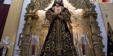 Jesús Cautivo y Rescatado ya luce en su parihuela la túnica bordada tras su restauración por CYRTA