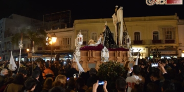 La lluvia deja a los hermanos de la Caridad sin pasar por Siete Revueltas ni Comedias