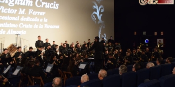 La Banda del Nazareno estrenó hoy su nuevo uniforme en un concierto