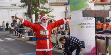 Papá Noel voló en la VI carrera solidaria de la Pastora para ganarla otro año más
