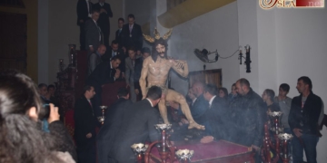 El Cristo de Humildad y Paciencia fue trasladado a su paso entre saetas y rezos