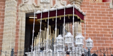 Los cofrades acuden como cada año a la cita de los traslados de pasos a la Iglesia Mayor