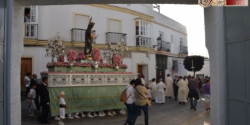 María Auxiliadora procesionó ayer por las calles del centro de Chiclana de la Frontera