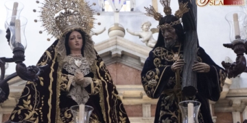 Jesús Nazareno y la Virgen de los Dolores con manos entrelazadas sobre el paso del Amor