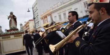 Una llovizna deja en media hora la salida procesional de Santa Cecilia