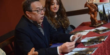 Enrique Fernández presentó la nueva edición del ‘Botijo Cofradiero’ de la JCC