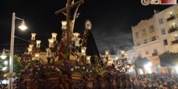 La ciudad se reencuentra con su historia al ver pasar el cortejo de la Vera-Cruz