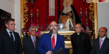 Luis de Celis recibió las pastas del pregón de las Glorias ante la Virgen de la Caridad