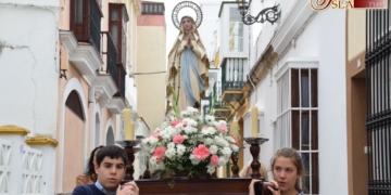 Una Virgen de Lourdes preside el rosario de la aurora de la Hermandad del Rosario