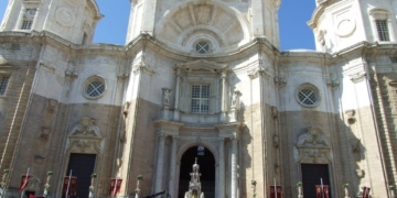 Cádiz celebró en la mañana del domingo la procesión más corta y tempranera del Corpus