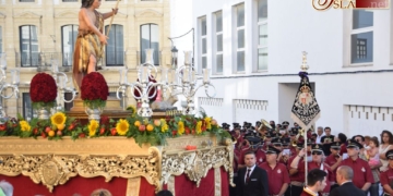 Público, calor y los sones de Virgen de las Lágrimas acompañan al Patrón de Chiclana