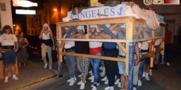 La cuadrilla de costaleros de los Ángeles ya se prepara para la salida procesional