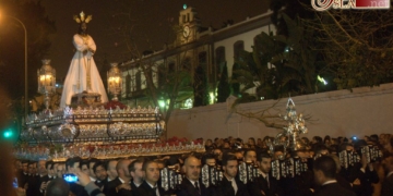 Una multitud de cofrades acompañaron al Cautivo de Málaga en su extraordinaria