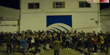 Combatir el frío de enero a base de marchas procesionales: Un ensayo de Lágrimas