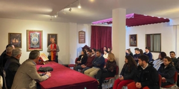 Monseñor Zornoza Boy se reunió con los jóvenes cofrades de la Iglesia Mayor