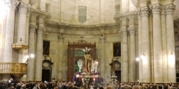 El Cristo de Columna presidió en Cádiz el Vía-Crucis más esperado de la Cuaresma