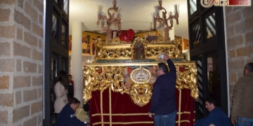 La cuadrilla de hermanos de Resurrección trasladó su paso a San José Artesano