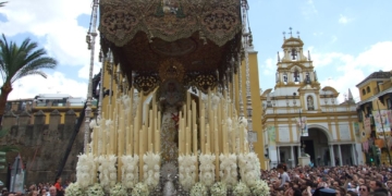 Multitudinario traslado de la Macarena a la Catedral con retrasos de más de tres horas