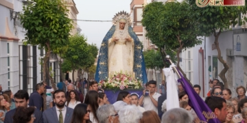 La Virgen del Dulce Nombre recorrió por vez primera las calles de La Isla en rosario de antorchas
