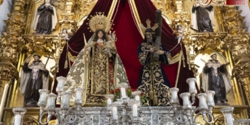 Jesús Nazareno y la Virgen del Carmen presiden juntos el altar mayor del templo carmelitano