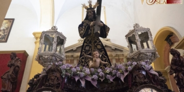 Cruz arbórea y rosas violáceas para Jesús Nazareno en su salida extraordinaria hoy