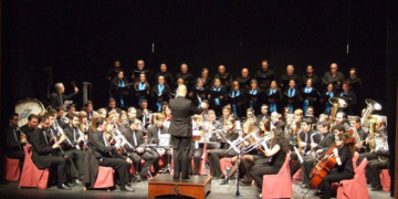 La Sinfónica Municipal y la Coral encandilan al público del Teatro con su concierto de Navidad