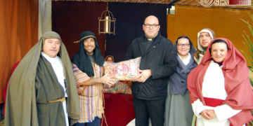 La Hermandad de Cristo Rey colabora con caramelos para la carroza del Rey Melchor