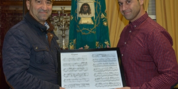 David Luque entregó a Misericordia las partituras de la nueva obra titulada ‘Navegante’