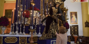 Cientos de fieles acompañan a Jesús Nazareno en su Besapié durante todo el día