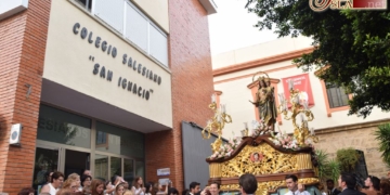 Los comicios municipales no impiden la salida de la Auxiliadora de Cádiz
