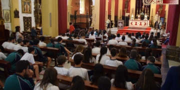 Los escolares inician la jornada de adoración al Santísimo en la Iglesia Mayor