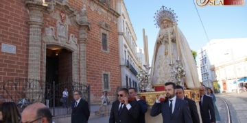 La Virgen de la Soledad presidió esta mañana el rezo del Santo Rosario rodeada de fieles