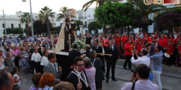 Entre coros y por las calles de su barrio cierra el mes de julio la Virgen del Carmen