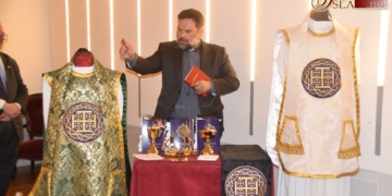 Un devocionario y nuevos ornamentos completan el patrimonio litúrgico de Nazareno