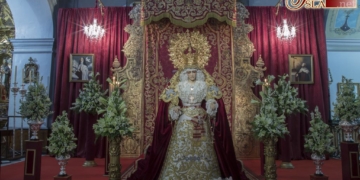 La Virgen del Amparo de Cádiz en Besamano en la iglesia del Carmen
