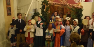 Los más jóvenes de la Pastora representaron esta tarde su particular Belén viviente