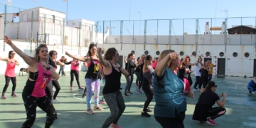 El patio del colegio de La Salle acogió ayer el zumbatón solidario de Tres Caídas