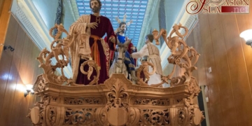 El paso de Cristo Rey ya luce los nuevos candelabros obra de los Hermanos Caballero Farfán