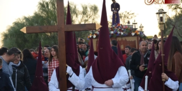 Pequeños y mayores sueñan con cofradías junto al ‘Cristo de la Almadraba’