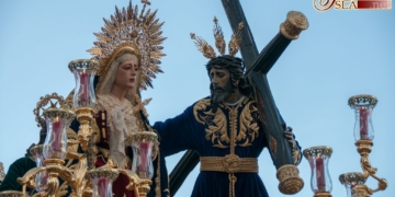 Afligidos reinventa su ida a la Carrera Oficial manteniendo la majestuosidad de su cortejo