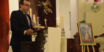 Rafael Aragón Cortejosa presentó el cartel anunciador de la procesión de Santa Elena
