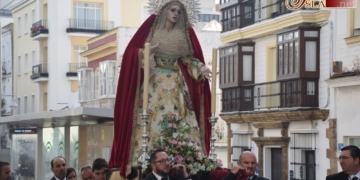 Los cofrades de Sanidad rezaron el rosario junto a la Virgen de los Desamparados
