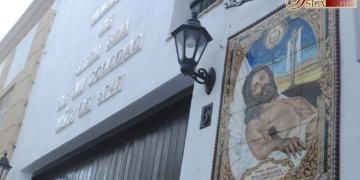 Un azulejo conmemora en la casa de hermandad de Soledad el L aniversario de Redención