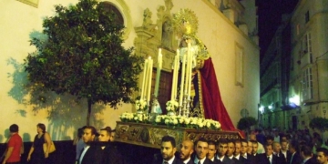 La Virgen del Amparo de Cádiz regresó en la noche de ayer a la iglesia del Carmen