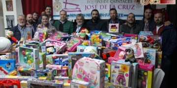 La cuadrilla de José de la Cruz hizo entrega de los juguetes recogidos en el ensayo solidario