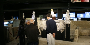 La exposición ‘Juan Borrero, trazos de plata’ recoge parte de la obra de este orfebre sevillano