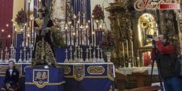 Jesús Nazareno recibe la devoción del pueblo isleño en su anual Besapié de Cuaresma
